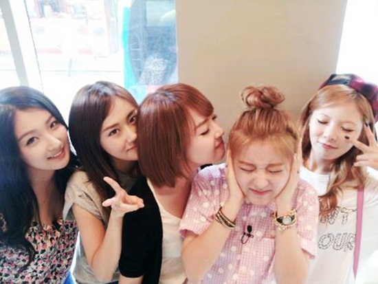 4Minute Shares a Sweet Group Photo