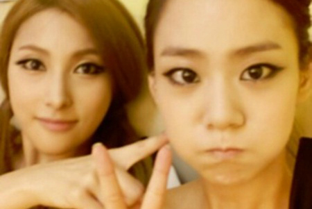 KARA’s Han Seung Yeon and Park Gyu Ri Share a Selca