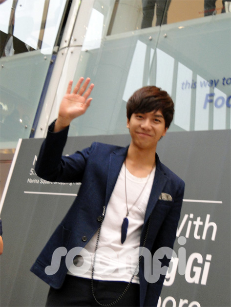 Lee Seung Gi Charms the Singapore Media and Fans With His Megawatt Smiles