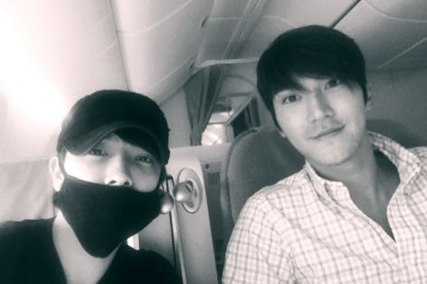 Donghae and Siwon Take a Photo While on Their Way to Manila