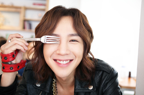 Asia’s Prince Jang Geun Suk Celebrates 25th Birthday At a Beach