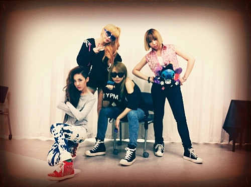 2NE1’s Dara Gives a Close Up Shot of Park Bom’s Beautiful Legs