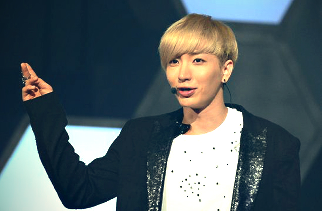 Super Junior’s Leeteuk Snaps Photo at a Spa