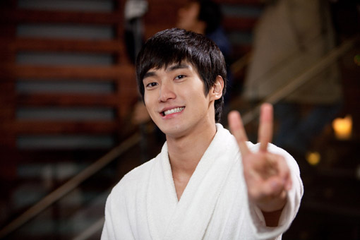 Super Junior’s Siwon Snaps Perfect “Siwon over Flowers” Photo