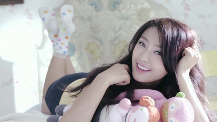 Bora Does Splits Like It’s A Piece Of Cake