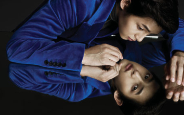 Song Joong Ki Shows Off Dual Charms For Harper S Bazaar Soompi Song Joong Ki Shows Off Dual Charms For Harper S Bazaar Soompi