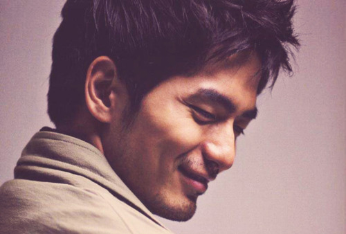 Lee Jin Wook Easily Spotted In New York With His Celebrity Aura