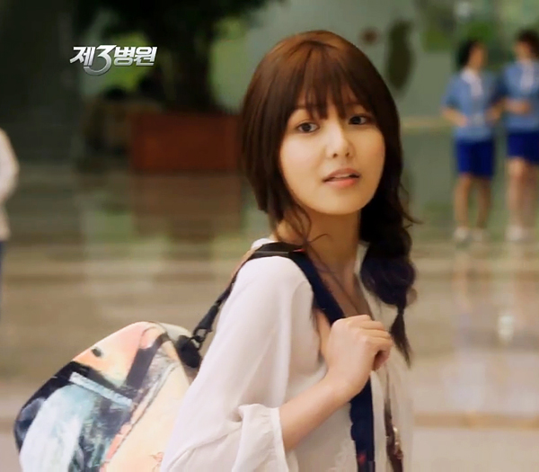 Girls’ Generation’s Soo Young Shows Off “Honey Skin” For Llang Advertisement