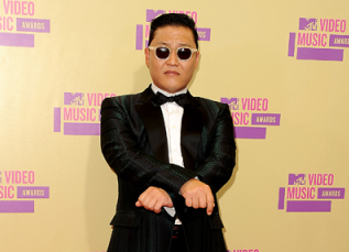 Psy Performs “Gangnam Style” with The Wanted at MTV VMAs Pre-Party Show