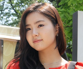 Shin Se Kyung Shares an Elegant Selca on Twitter