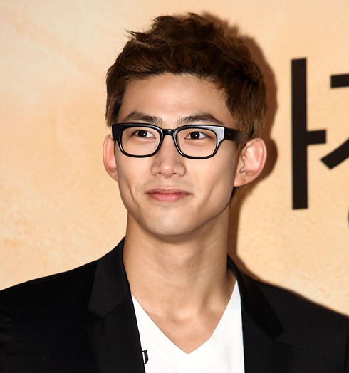 2PM member Taecyeon’s Eyes Fill With Tears of Joy in Rome on Twitter