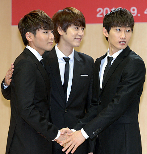 Super Junior members Eunhyuk, Ryeowook, and Kyuhyun Show Photos of Their Euro Trip on Twitter