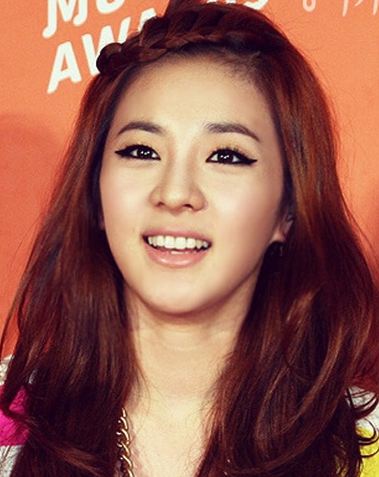 2NE1 member Dara follows Gong-tographer’s Advice on Taking the Perfect Selca