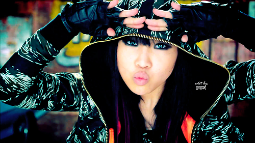 2NE1 member Minzy Takes a Couple Pic with Her Puppy Dougie