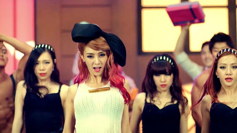G.Na Takes Pic With a Handsome Idol