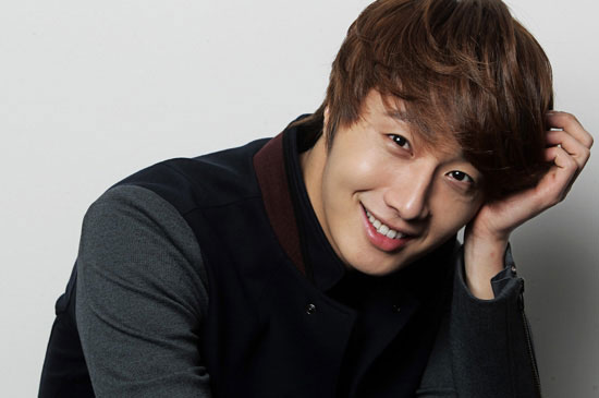 Jung Il Woo Enjoys the Outdoors for New Endorsement