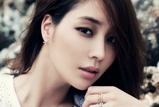Lee Min Jung Looks Sexy in Black at the New York Fashion Week