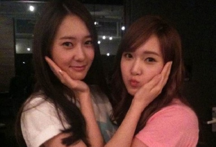 Girls’ Generation’s Jessica and f(x)’s Krystal Pose for the Camera