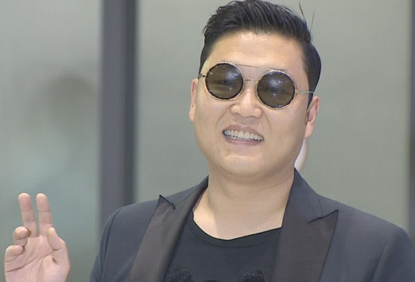 Psy Returns to Korea, Immobilizes Airport