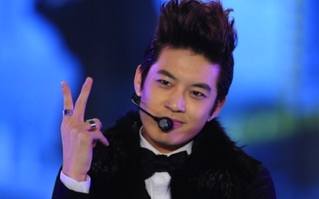 Se7en Takes Photos While Practicing
