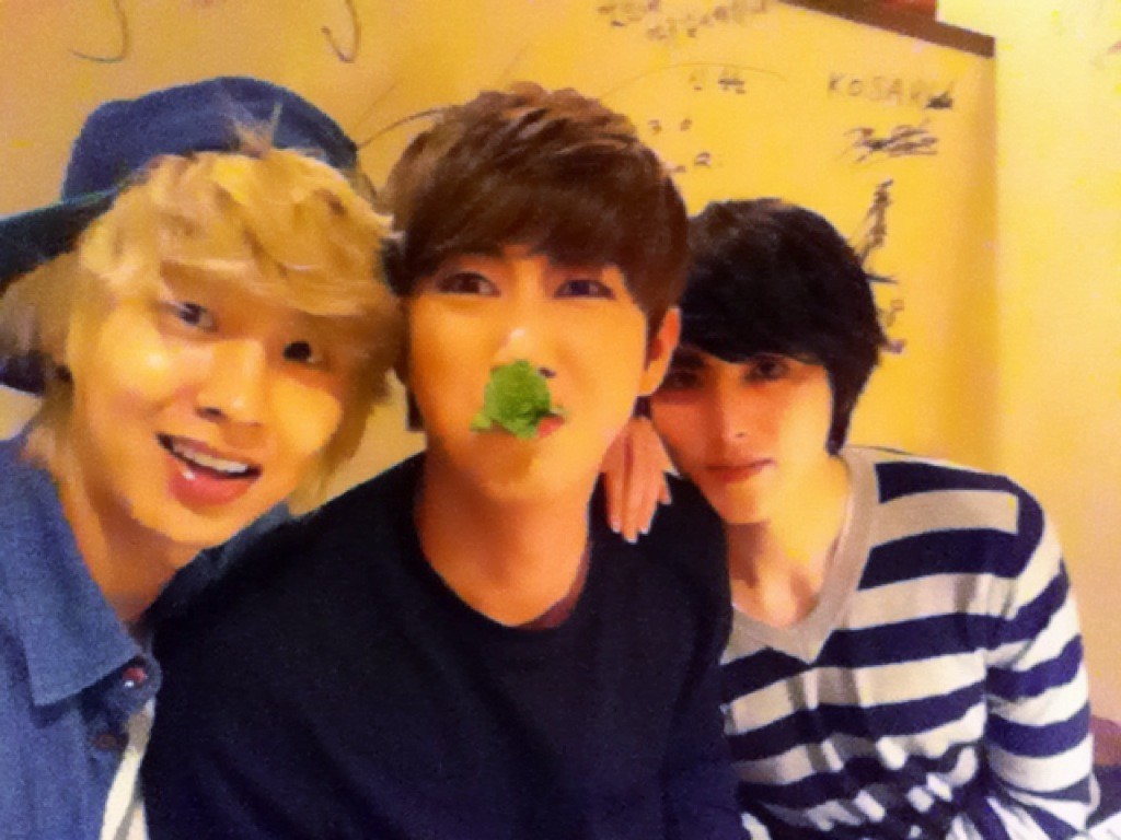ZE:A Kwanghee Wishes Minwoo Happy Birthday with Selca on Twitter