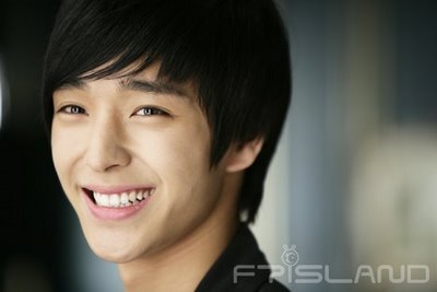 F.T. Island’s Choi Jong Hoon Reveals Hot Six-Pack Abs