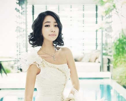 Lee Min Jung Shows Loyalty by Re-Signing with Current Agency