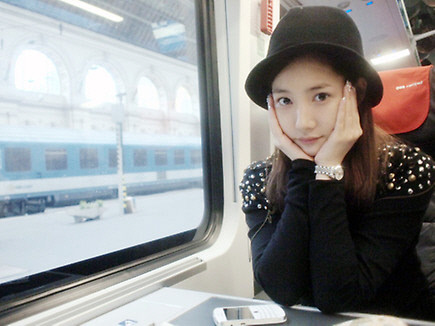 Park Min Young Covers Her Swollen Face with “V” Shaped Hands