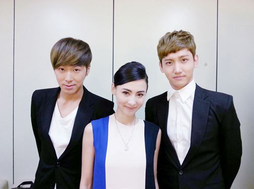 DBSK Snaps Photo with Cecilia Cheung after Filming of “Gag Concert”