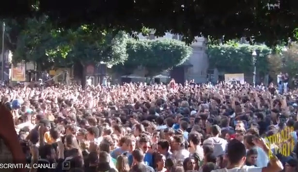 9,000 Italian Fans Gather for “Gangnam Style” Flash Mob