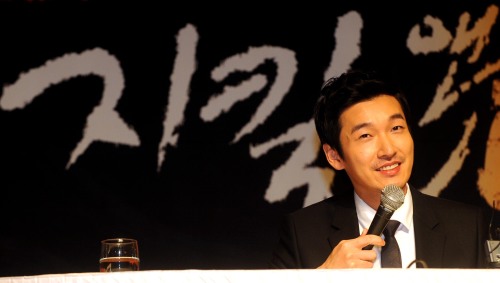 Jo Seung Woo Incessantly Praises Director Goo Hye Sun