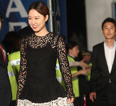“577 Project” Star Gong Hyo Jin Looks Like a Star Even in Paris