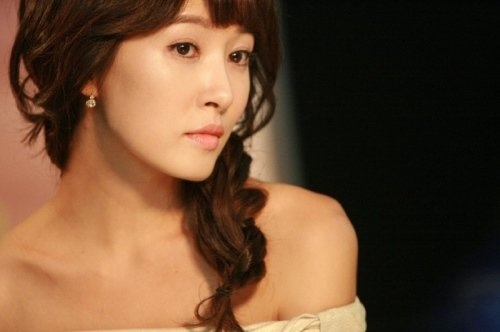 Actress Kim Sun Ah Shows Off Her Sexy Legs