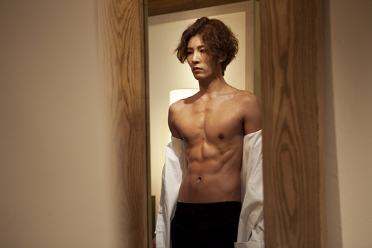 No Min Woo of “Full House Take 2” Reveals His Washboard Abs