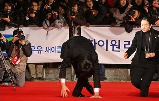 9 Epic Celebrity Falls on the Red Carpet