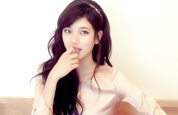 miss A’s Suzy Goes Femme Fatale in a Sexy Tube Top