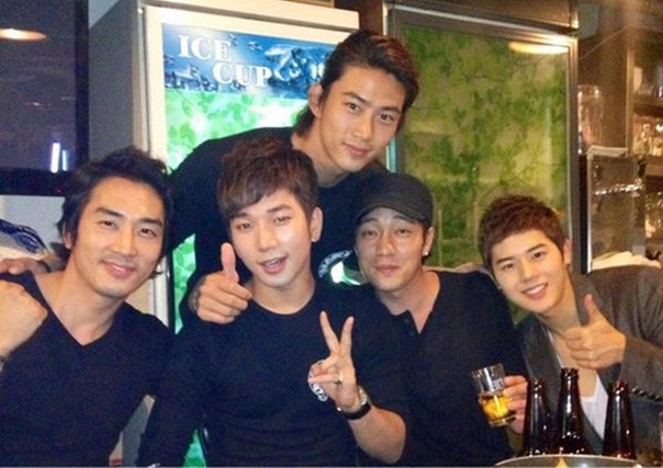 Song Seung Heon Poses with G.O, Taecyeon, So Ji Sub, and Dong Joon for a Group Photo