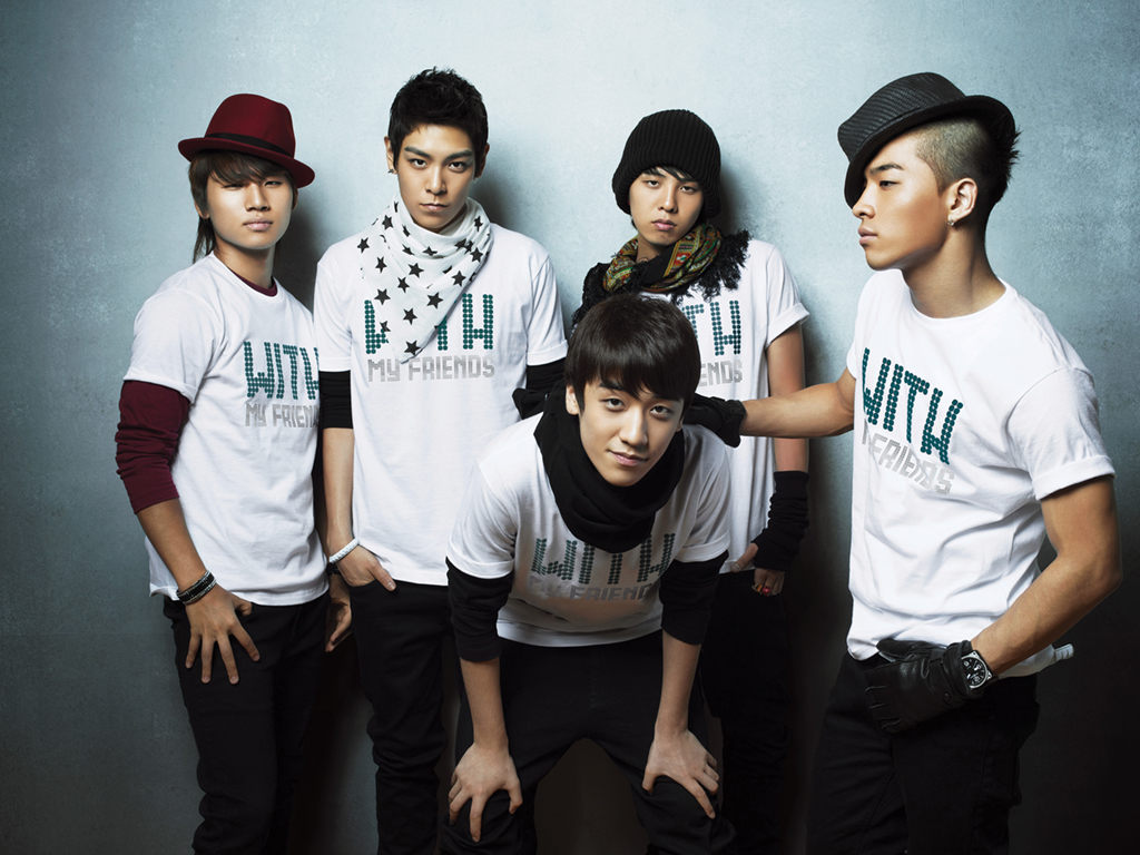 G-Dragon Secretly Takes Pictures of Big Bang Members