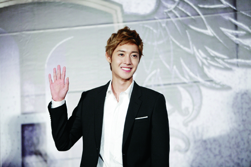 Kim Hyun Joong to Drop Out of “Barefoot Friends” Due to Upcoming Drama Filming Schedule