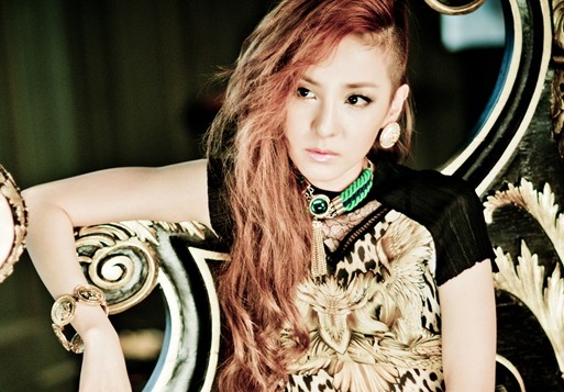 2NE1’s Dara Shows How to Warm Up Before Going Into Water