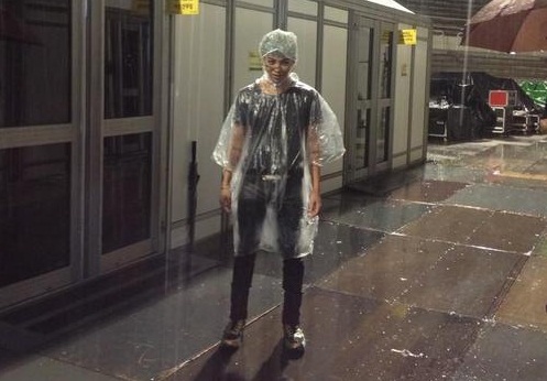 G-Dragon Shares A Creepy Picture in the Rain