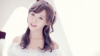 Girl’s Day Yura Poses with A Bouquet Of Flowers