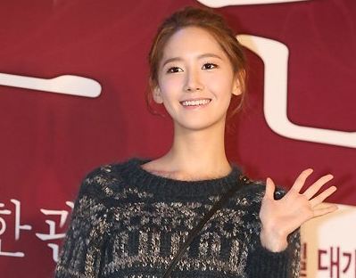 Girls’ Generation member YoonA Attends VIP Preview of “Dangerous Liaisons”