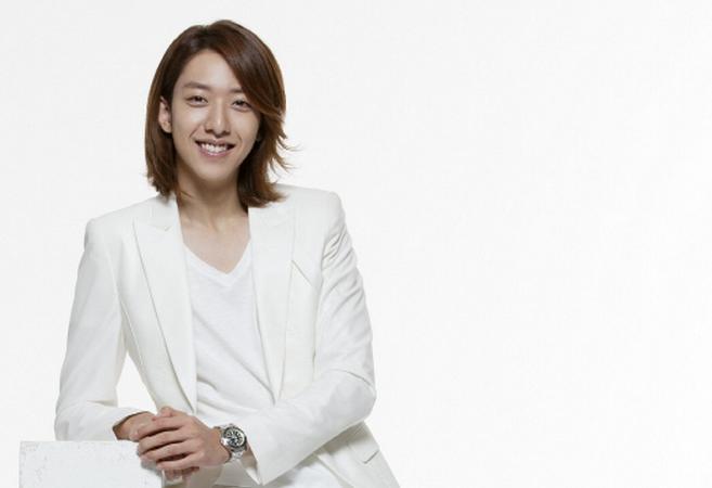 CNBlue’s Lee Jung Shin Takes Adorable Pictures with Actress Park Jung Ah