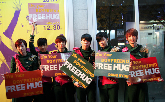 Boyfriend Stops “Free Hug” Event Because of Fans