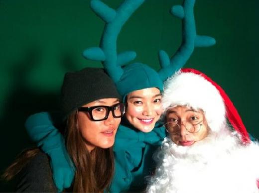Shin Min Ah and So Ji Sub Dress Up for Christmas Spirit!