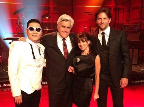 PSY Takes Photo with Jay Leno after Appearing on “Tonight Show”