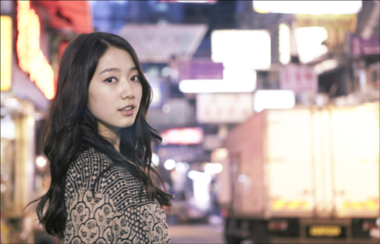 Park Shin Hye Happily Reports First Snow Sighting