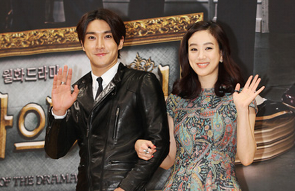 Super Junior’s Choi Si Won Snaps a Funny Photo with Jung Ryeo Won