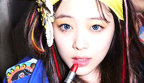 f(x)’s Sulli Takes A Silly Photo Aboard Plane To Hong Kong